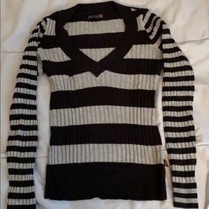 Long sleeve V neck shirt